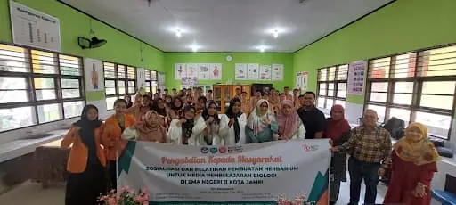 Ilustrasi Universitas Jambi Berikan Pelatihan Pembuatan Herbarium di SMA Negeri 11 Kota Jambi untuk Meningkatkan Pembelajaran Biologi