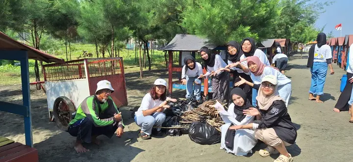 Ilustrasi Aksi Bersih Pantai Tirang oleh Dosen dan Mahasiswa Tata Boga UNNES Wujudkan Kepedulian Lingkungan