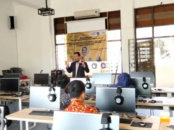 Ilustrasi Tim Dosen FKIP UMS Membimbing Guru-guru dalam Pengajaran Reflektif yang Efektif