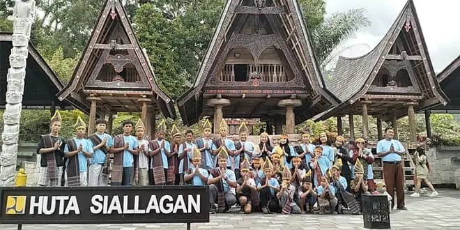 Ilustrasi Dosen Universitas Al Washliyah Medan Meningkatkan Kecakapan Bahasa Inggris Masyarakat Siallagan Melalui Program Pengabdian Kepada Masyarakat
