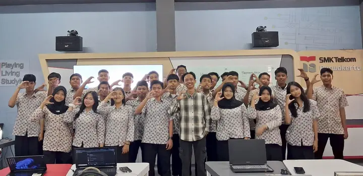 Ilustrasi Dosen Amikom Purwokerto Latih Siswa SMK Produksi Aset 3D dan PRD Berbasis AI