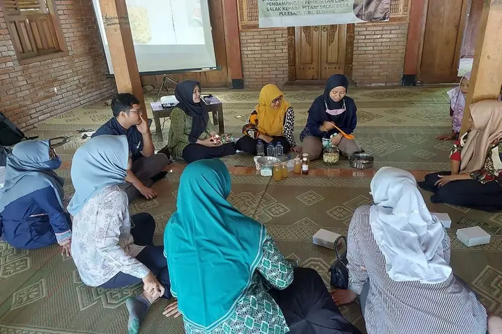 Ilustrasi Pelatihan Pembuatan Cuka Salak di Desa Wisata Pulesari, UPN Veteran Yogyakarta Berdayakan Petani Salak Pondoh