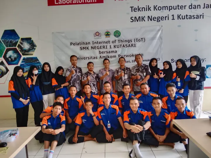 Ilustrasi Pelatihan Pembelajaran IoT Berbasis ESP8266 Meningkatkan Pengetahuan dan Keterampilan Siswa SMK
