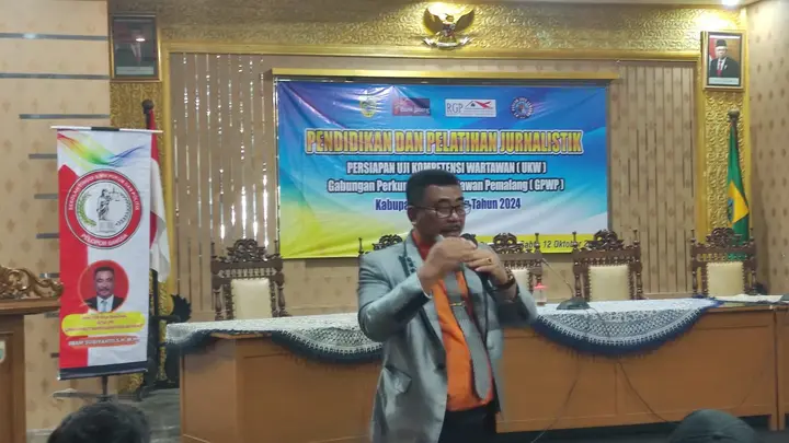Ilustrasi Imam Subiyanto Beri Materi di Pelatihan Jurnalistik Pemalang, Tekankan Pentingnya Kode Etik Jurnalis
