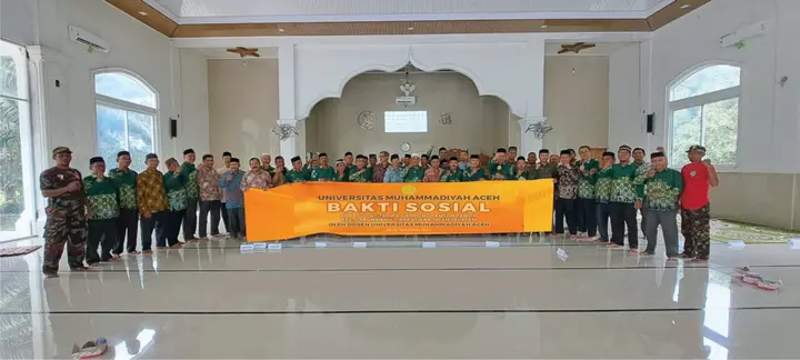 Ilustrasi Dosen Unmuha Cat Masjid At-Taqwa Panton dalam Kegiatan Bakti Sosial