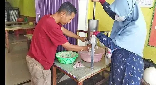 Ilustrasi Inovasi Tim Dosen Universitas Tribhuwana Tunggadewi Bantu UMKM Bakso Wilujeng Tingkatkan Produksi dan Higienitas