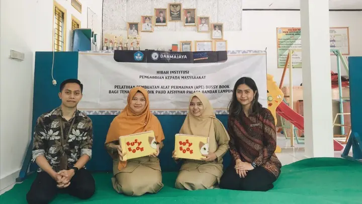 Ilustrasi Dosen DKV IIB Darmajaya dan UAP Berkolaborasi Berikan Pelatihan Pembuatan APE Bussy Book untuk Pendidik PAUD Aisyiyah Palapa