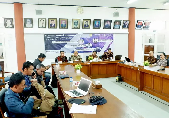 Ilustrasi Dosen Teknik Sipil Unsoed Berbagi Pengetahuan dalam Kuliah Umum dan Writing Clinic di UNDIP