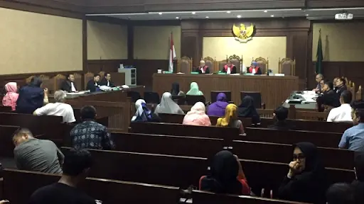 Ilustrasi MK Tetapkan: Dosen PNS Boleh Jadi Advokat, Hanya untuk Pengabdian Gratis
