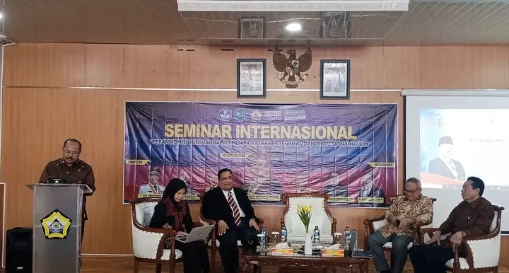 Ilustrasi Mahasiswa Magister Hukum Diskusi dengan Ketua Komisi Yudisial RI di UNIB