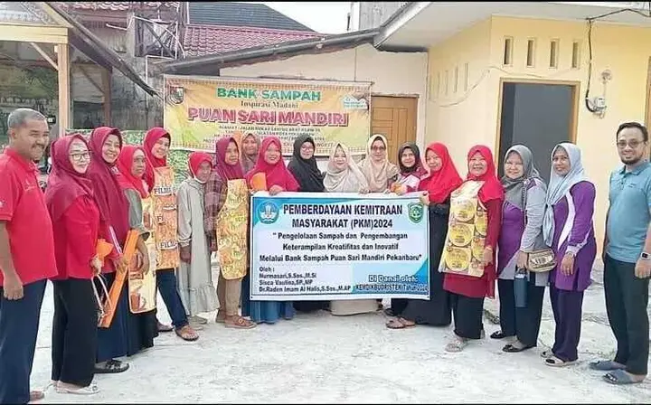 Ilustrasi UIR Laksanakan Program Kemitraan Masyarakat di Bank Sampah Puan Sari Mandiri Pekanbaru