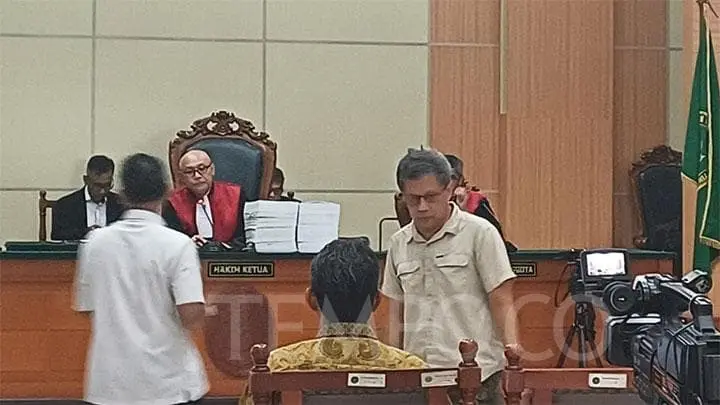 Ilustrasi Rocky Gerung dan Dosen UGM Memberikan Kesaksian dalam Sidang Kasus Haris Azhar-Fatia Maulidiyanti