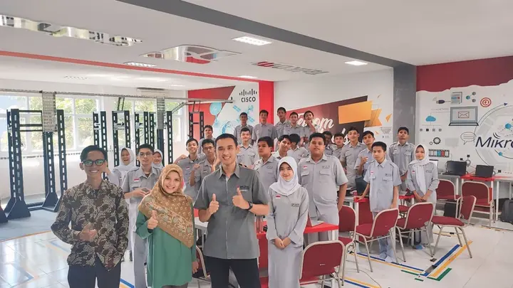 Ilustrasi Workshop Animasi Untuk Meningkatkan Keterampilan Pemasaran Produk Siswa SMK